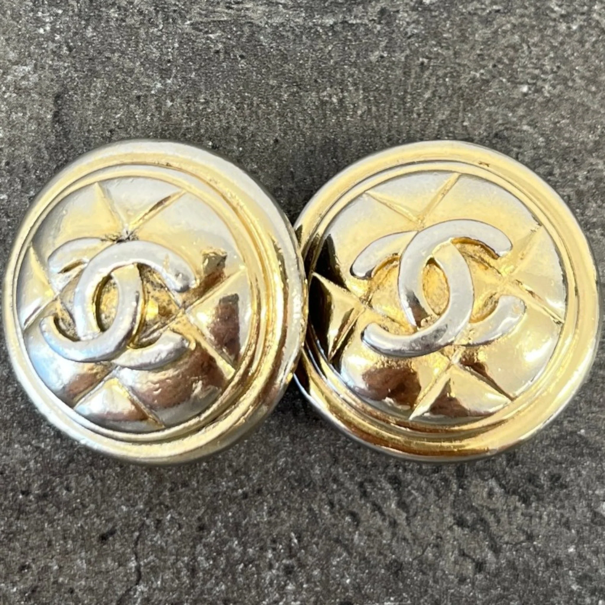Women's Clip On Cc Logo Button Earrings Gold - Image 8