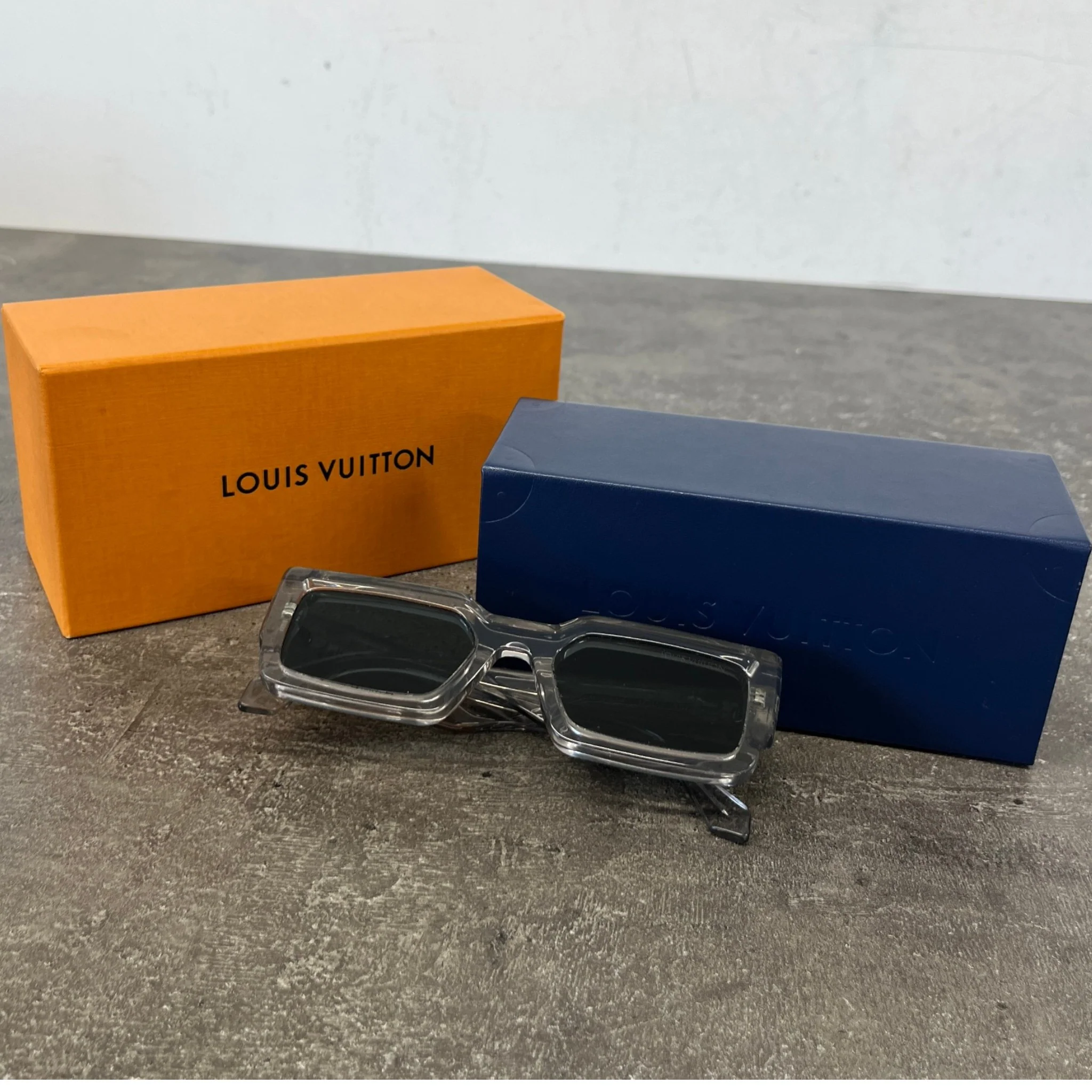 Women's Lv Clash Square Z2076W Sunglasses Grey - Image 10
